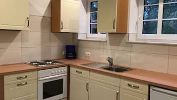 Køleskab, kogeplade, kaffe-/temaskine, elkedel