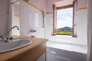 Baignoire, sèche-cheveux, serviettes fournies