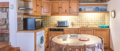 Frigorífico, microondas, horno y lavavajillas