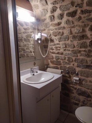 Douche, sèche-cheveux