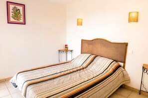 1 slaapkamer, een strijkplank/strijkijzer, gratis wifi