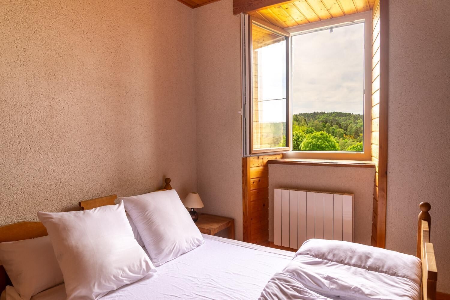 3 chambres, fer et planche à repasser, lit parapluie