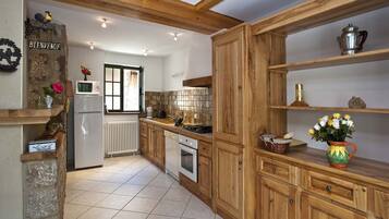 Een koelkast, een microgolfoven, een oven, een vaatwasser