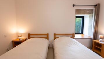 2 bedrooms, iron/ironing board, travel cot