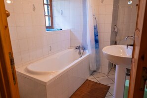 Bathtub, hair dryer - Gîte Agnès 2/3 persons (LAVAL DU TARN)