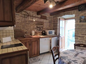 Réfrigérateur, four à micro-ondes, un four, lave-vaisselle