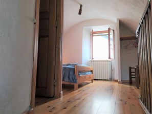 1 chambre, fer et planche à repasser, lit de bébé portatif