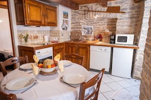 Fridge, microwave, oven, dishwasher - Gîte Agnès 2/3 persons (LAVAL DU TARN)