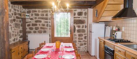 Een koelkast, een magnetron, een oven, een vaatwasser