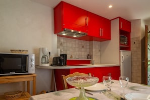 Fridge, microwave, toaster, cookware/dishes/utensils - La Maisonnette à la Caze (SAINT PIERRE DES TRIPIERS)