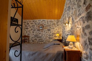 1 chambre, fer et planche Ă repasser