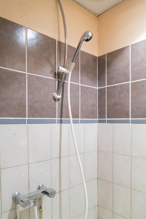 Douche, sĂšche-cheveux