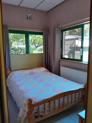 2 Schlafzimmer, Bügeleisen/Bügelbrett