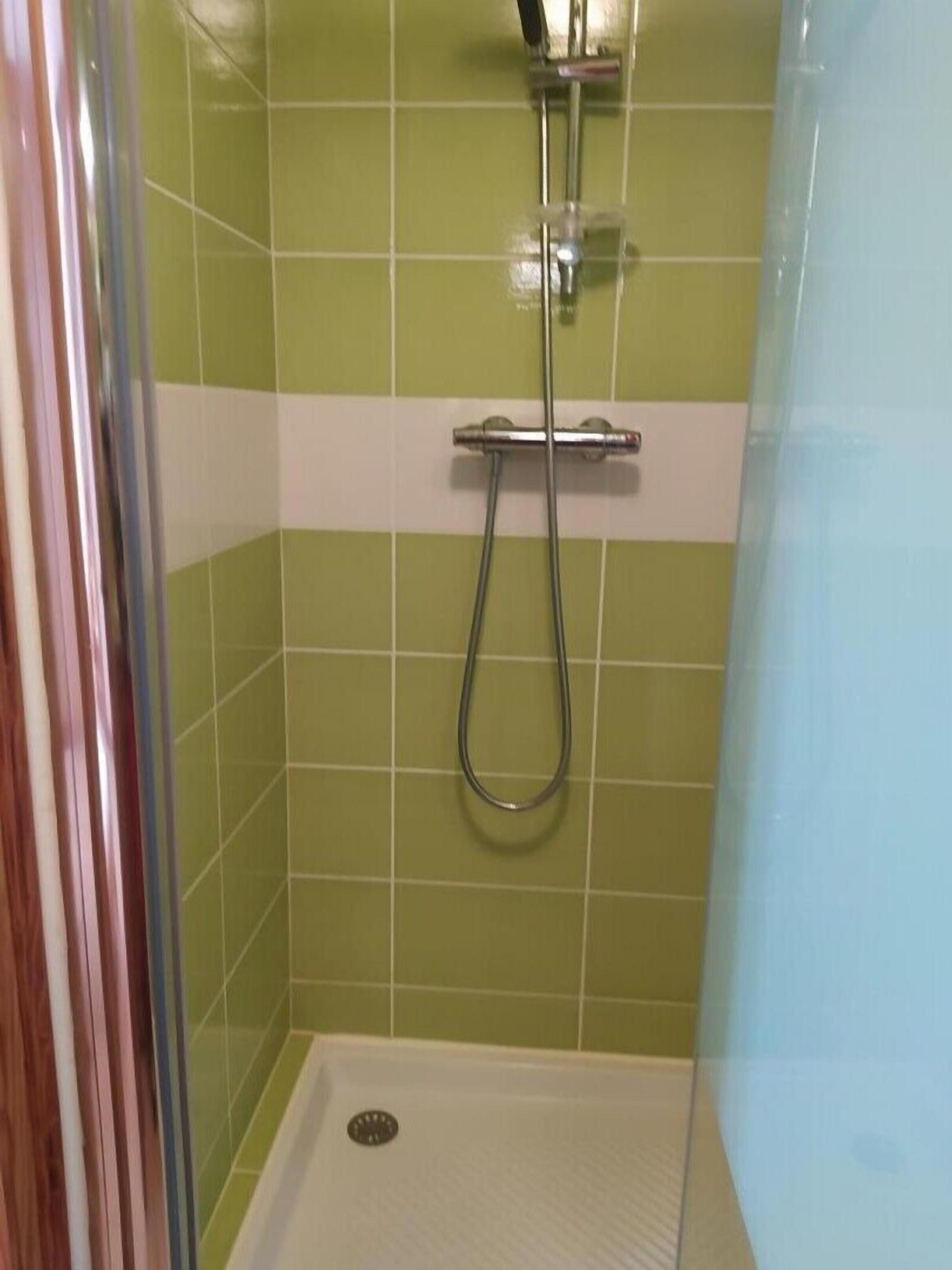 Douche, sèche-cheveux