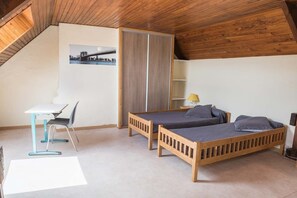 3 quartos, ferros/tábuas de passar roupa, berço de viagem