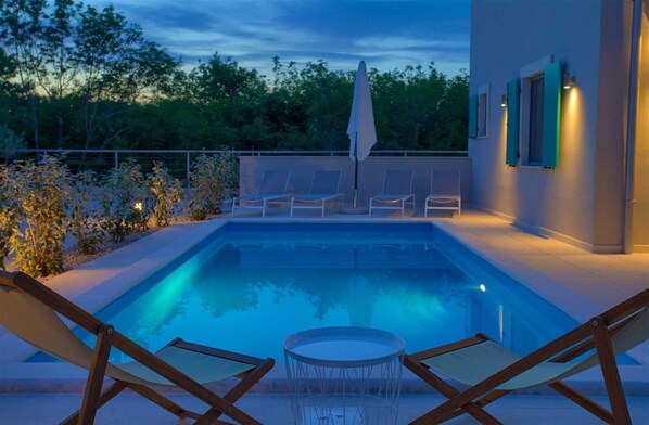 Een verwarmd zwembad