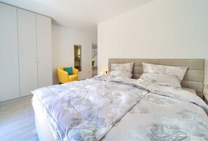 3 室のベッドルーム、旅行用ベビーベッド、WiFi (無料)、ベッドシーツ