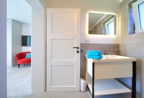 Een haardroger, handdoeken