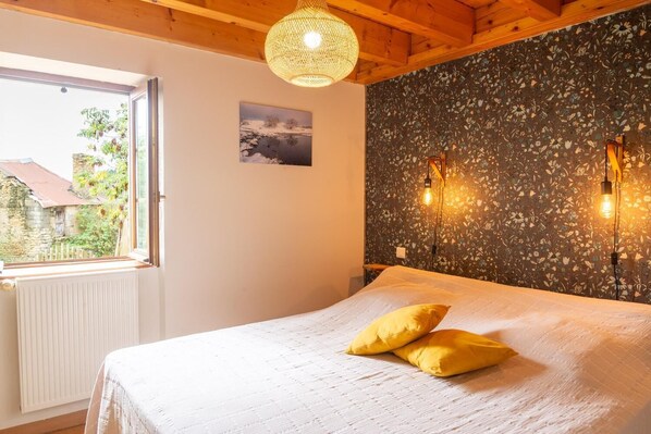 5 bedrooms, iron/ironing board, travel crib, free WiFi