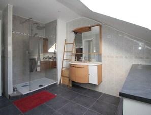 Douche, sèche-cheveux, savon, shampoing