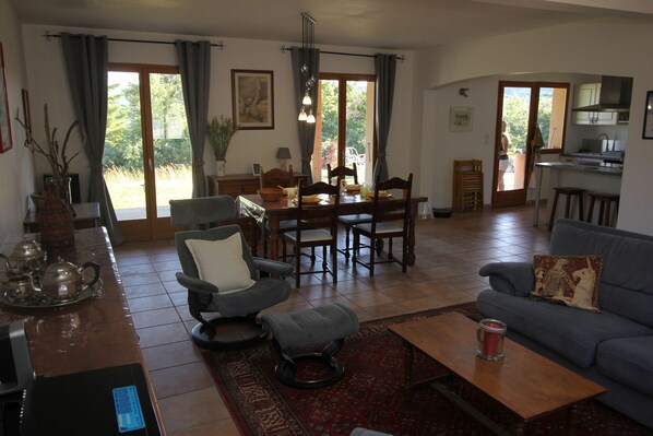 Smart-TV, Kamin, DVD-Player, Tischtennisplatte