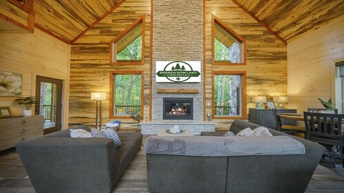 Sweet Caroline Creek-Side Cabin 🎯  Games 🔥 Hot Tub 📺 Outdoor TV