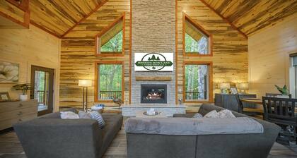Sweet Caroline Creek-Side Cabin 🎯 Games 🔥 Hot Tub 📺 Outdoor TV