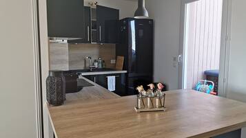 Een koelkast, een oven, een kookplaat, een vaatwasser