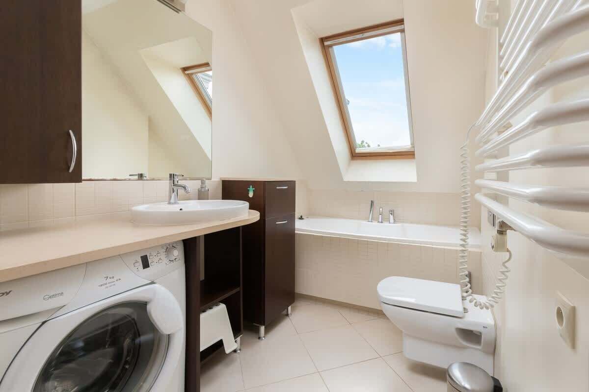 Bathtub, hair dryer, towels, shampoo