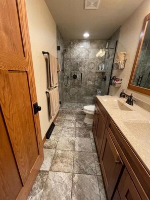 Combined shower/bathtub - Private home in beautiful Spearfish for 2021 Sturgis Motorcycle Rally. (Spearfish)