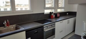 Réfrigérateur, micro-ondes, four, plaque de cuisson