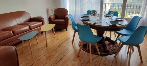 Grand Logement Rénové, 84 m2, 5 Personnes, à 100 m de la Gare et du Tramway