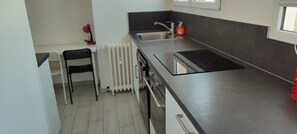 Fridge, microwave, oven, stovetop - Grand Logement Rénové, 84 m2, 5 Personnes, à 100 m de la Gare et du Tramway (Le Havre)