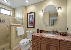 Casa (Serena) | Baño | Regadera, toallas, jabón, shampoo 