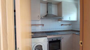 Fridge, oven, stovetop, cookware/dishes/utensils