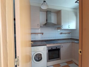 Kjøleskap, ovn, kokeplater og kjøkkenutstyr