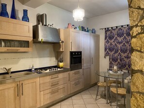 Kühlschrank, Ofen, Herdplatte, Geschirrspüler