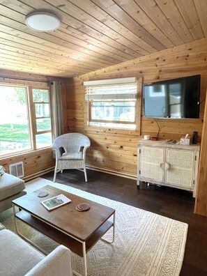 Smart TV, books, stereo - Platte Lake Waterfront Cottage with beach and swimming dock (Honor)