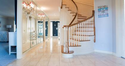 Beautiful 6-bed home with pool and 2 hot tubs