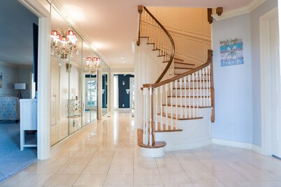 Beautiful 6-bed home with pool and 2 hot tubs