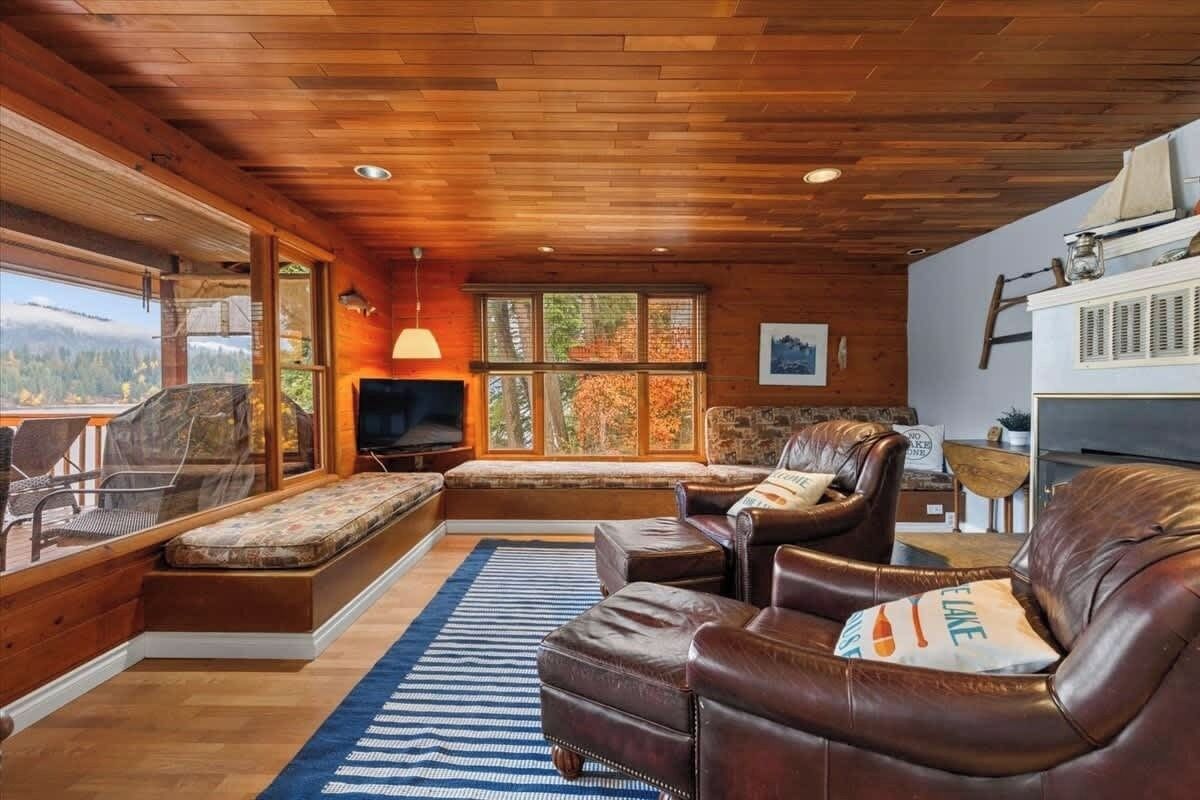 Smart TV, fireplace, DVD player, books