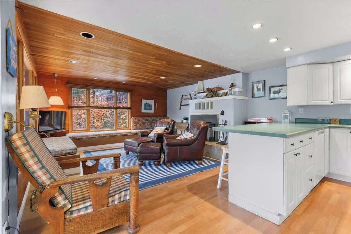 Smart TV, fireplace, DVD player, books