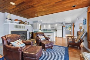 Smart TV, fireplace, DVD player, books - Waterfront cabin with dock on Hayden Lake (Hayden)
