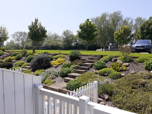 Norhavn Lodge-Set on the Gated Lakeside Complex with Facilities