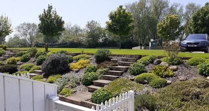 Norhavn Lodge-Set on the Gated Lakeside Complex with Facilities