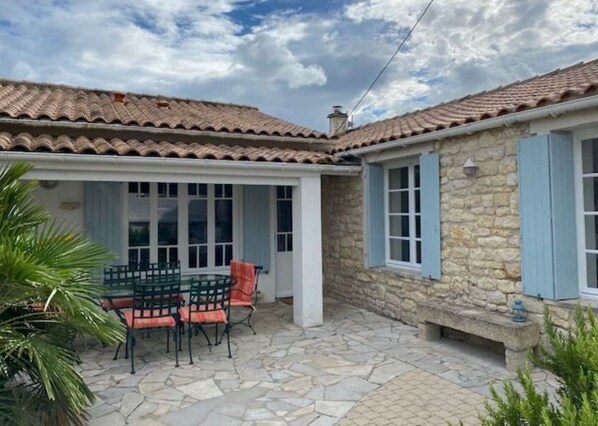 تناول الطعام بالخارج