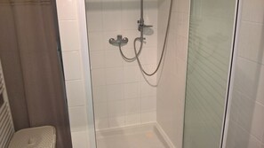 Regadera y papel de baño 