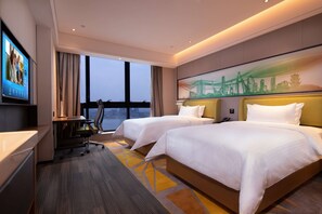 A hotel room with two beds, a desk, and a TV. - Hampton BY Hilton Chengdu Wciec (CHENGDU)