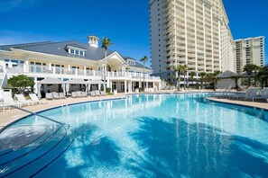 Una piscina cubierta, una piscina climatizada