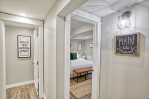 4 soverom, skrivebord, strykejern/-brett og reiseseng for barn